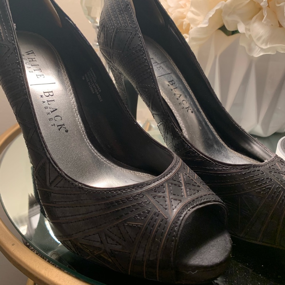 Black Pumps